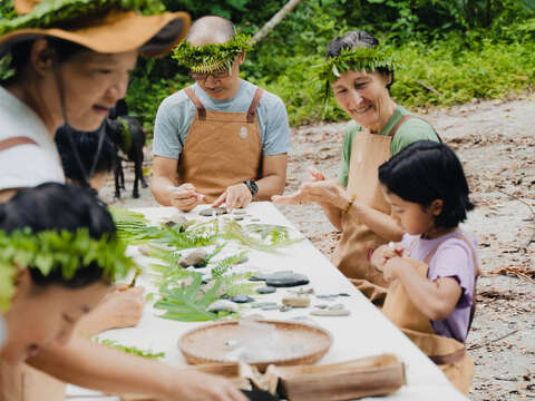 圖6-陶錫工藝以在地資源與手作技藝展現縱谷工藝之美，為旅人開啟文化觸感的第一扇門。