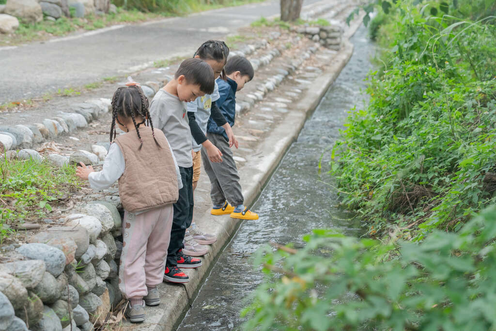 圖3-沿著圳溝散步、觀察生態,結合在地行動餐車的風味小食,呈現一條兼具農村日常感、食農教育與自然探索的親子微旅行路線