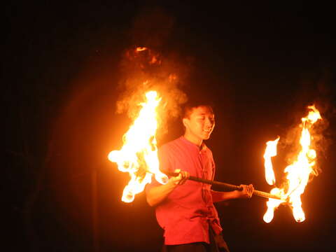 圖5-與東華大學火舞社合作，透過夜間火舞表演及互動，讓親子在戶外共同感受表演藝術的魅力