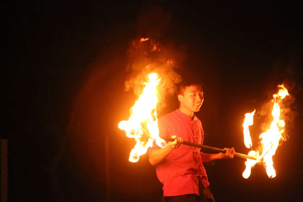 圖5-與東華大學火舞社合作,透過夜間火舞表演及互動,讓親子在戶外共同感受表演藝術的魅力