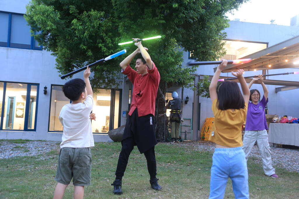 圖6-與東華大學火舞社合作，透過夜間火舞表演及互動，讓親子在戶外共同感受表演藝術的魅力