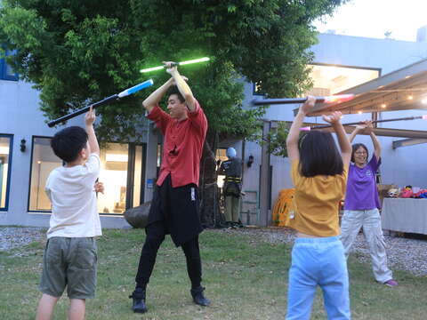 圖6-與東華大學火舞社合作，透過夜間火舞表演及互動，讓親子在戶外共同感受表演藝術的魅力