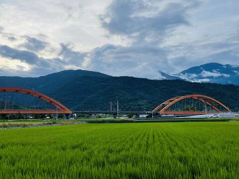 圖1-以電輔車串連春、夏、秋、冬四季限定行程，旅客在導覽節奏中穿梭玉里的田野、老街與山林，以低碳方式體驗縱谷慢生活。