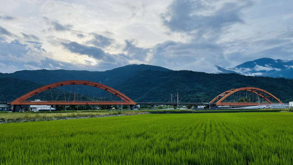 圖1-以電輔車串連春、夏、秋、冬四季限定行程，旅客在導覽節奏中穿梭玉里的田野、老街與山林，以低碳方式體驗縱谷慢生活。