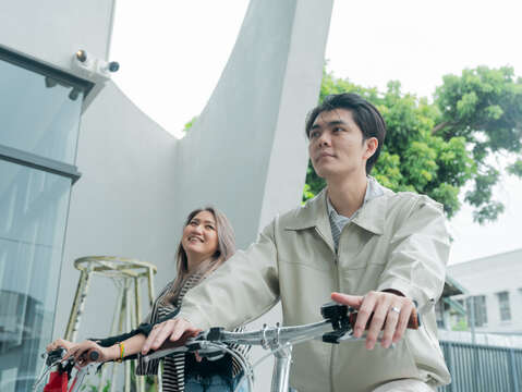 圖2-以電輔車串連春、夏、秋、冬四季限定行程，旅客在導覽節奏中穿梭玉里的田野、老街與山林，以低碳方式體驗縱谷慢生活。