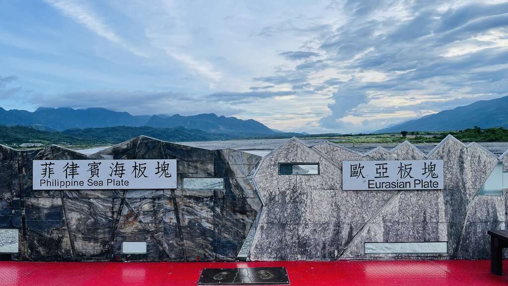 圖3-以電輔車串連春、夏、秋、冬四季限定行程，旅客在導覽節奏中穿梭玉里的田野、老街與山林，以低碳方式體驗縱谷慢生活。