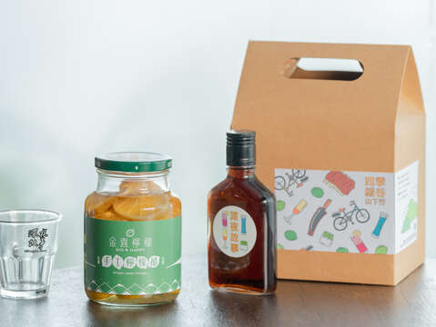 圖4-沿途集章的印記最終收進「玉里四季故事禮盒」裡，旅客能把旅途中遇見的人情與季節風景，以及在金喜檸檬完成的手作體驗，一起帶回家。