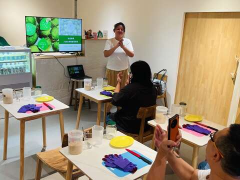 圖5-沿途集章的印記最終收進「玉里四季故事禮盒」裡，旅客能把旅途中遇見的人情與季節風景，以及在金喜檸檬完成的手作體驗，一起帶回家。