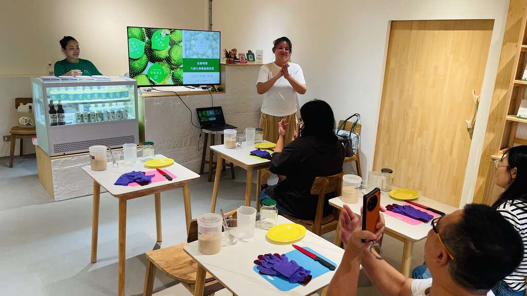 圖5-沿途集章的印記最終收進「玉里四季故事禮盒」裡，旅客能把旅途中遇見的人情與季節風景，以及在金喜檸檬完成的手作體驗，一起帶回家。