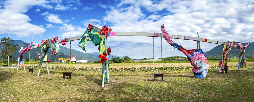 圖一_藝術作品《風彩》於羅山遊客中心展出，色彩隨風流動。