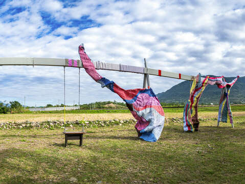 圖一_藝術作品《風彩》於羅山遊客中心展出，色彩隨風流動。