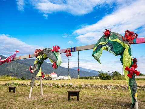 圖二_《風彩》隨風起舞，與後方山巒景致相互輝映。