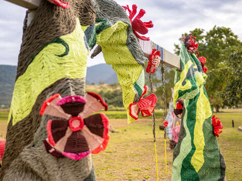 圖三_作品使用回收布邊條創作，展現環保與美學的結合。