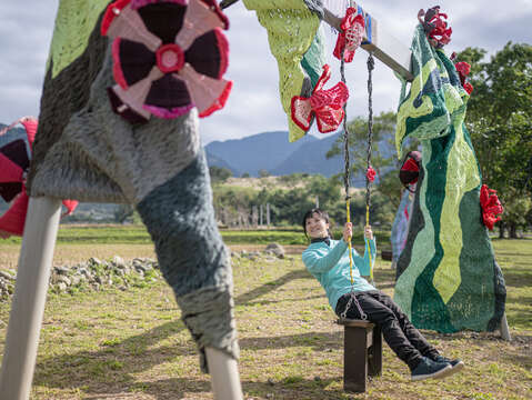 圖四_遊客駐足欣賞並與藝術作品互動，感受縱谷自然氛圍。