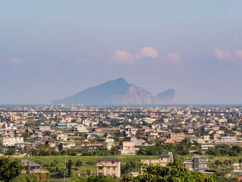 圖1-漫步蘭陽平原眺望龜山島，午後再回到飯店享受柔滑美人湯，洗去旅行疲憊