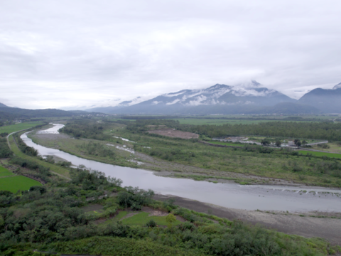 圖6-徜徉在花東純淨的藍天綠地，與清山對話、隨海風慢遊，讓大自然洗滌心靈，重拾最純粹的森呼吸感動S