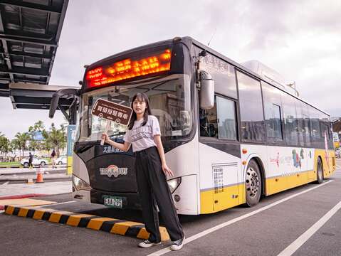 台湾好行ホタル祭り専用車とスタッフ