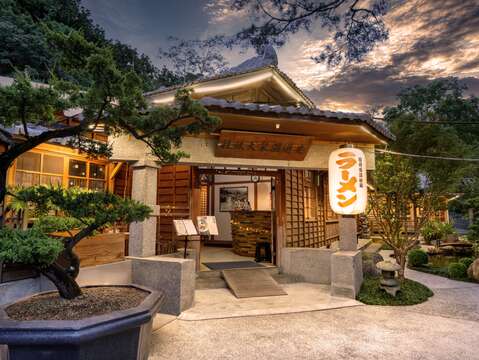 圖1-安通溫泉園區內靜謐的木造平房，承載了自 1904 年至今的「安通濯暖」百年歲月