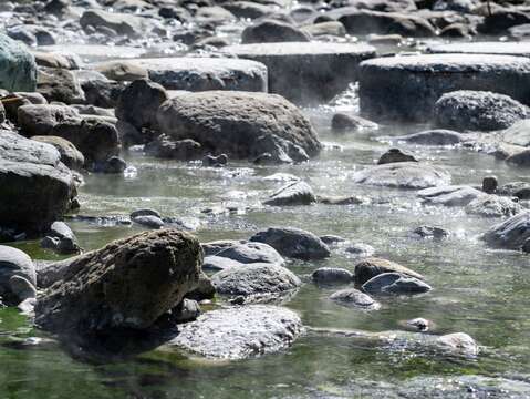 圖4-慢旅的意義在於發現驚喜。走進安通看百年溫泉在巨石與流水間靜靜流淌，感受大自然最真切的溫度與脈動。