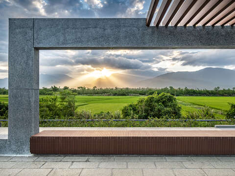 以「通道島源的蒼穹地景」為概念，將橫向平台、原島式月台與山麓地形結合