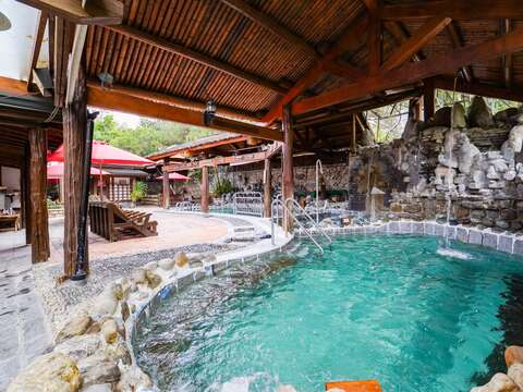 圖2-寶來與不老溫泉皆屬溫潤的弱鹼性碳酸氫鈉泉，洗後肌膚滑嫩的質感讓其擁有「不老泉」的美譽。(茂管處提供）