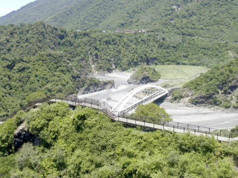 圖3-漫步在龍頭山遊憩區的小長城步道，步道長約500公尺，新手也能輕鬆走完全程，已成為當地熱門打卡點。