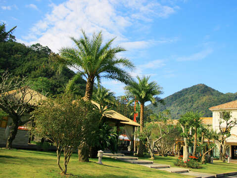 圖2-層巒疊翠的山景與溪谷壯闊盡收眼底，春季的新綠滿山是健行與深呼吸的最佳背景。(參山處提供)