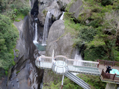 圖3-走訪青蛙石天空步道，親近山林，找回身體平衡的最佳處方。