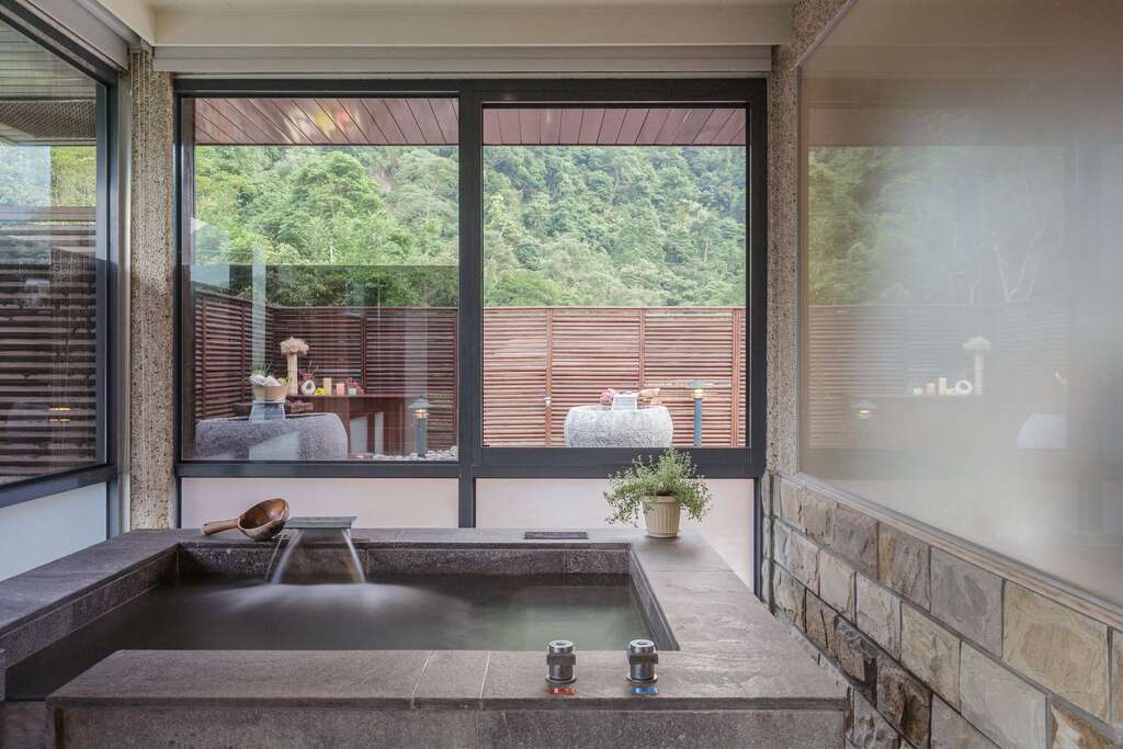 圖4-無論春賞花、夏賞螢或是暖湯洗禮，內灣尖石都是實踐四季泡湯生活的首選之地。(參山處提供)