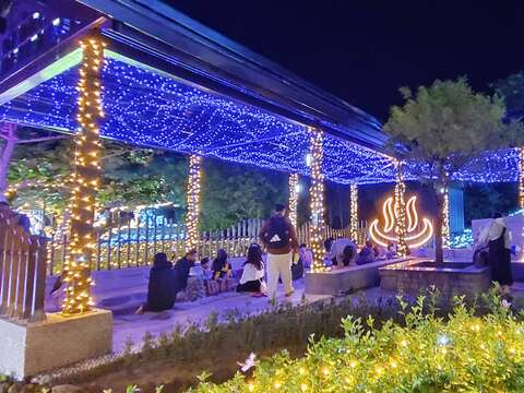 圖5-四重溪溫泉公園點亮燦爛燈火，營造出如夢似幻的日式浪漫氛圍。慢步在光影交織的廊道中，讓這份靜謐與暖湯陪伴您度過最療癒的南國之夜。（來源：屏東縣政府交通旅遊處）