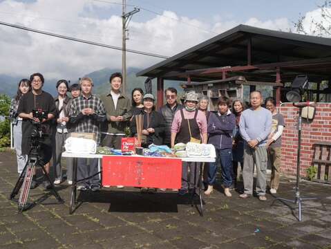 圖1-《縱谷食光》於花蓮馬佛陶燒工作室舉行開鏡儀式，由工作人員、主持人陳鴻及社區人員共同祈福，為拍攝作業揭開序幕。