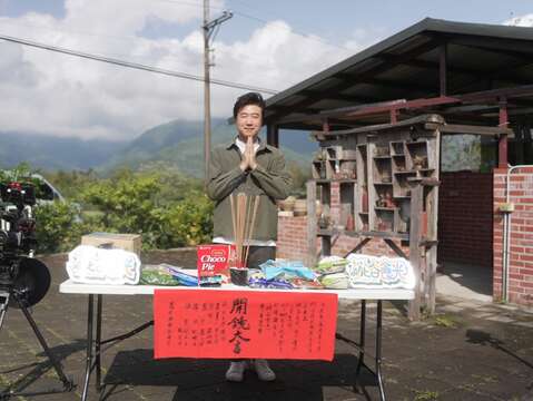 圖2-《縱谷食光》於花蓮馬佛陶燒工作室舉行開鏡儀式，主持人陳鴻祈福參與開鏡拜拜，祈求拍攝順利圓滿。