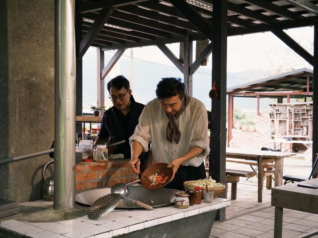 圖3-主持人於現場烹調箭筍，透過料理展現花東在地風味，香氣瀰漫全場。