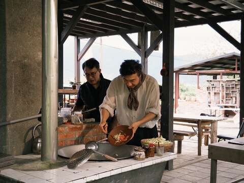 圖3-主持人於現場烹調箭筍，透過料理展現花東在地風味，香氣瀰漫全場。