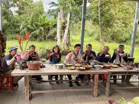 圖5-共煮完成後，主持人與社區人員一同品嚐美味料理，分享交流，現場氣氛溫暖愉快。