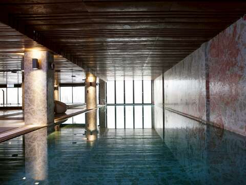 圖2-體驗全球罕見的海底溫泉，在大屯山泉水與海鹽層交織出的溫潤中，感受大地的奇蹟。（福隆大飯店福隆；新北市政府提供）