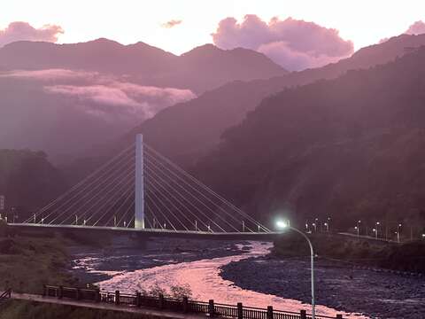 圖2-沿著知本溪谷蜿蜒而行，兩岸層層山林與清幽溪水構築出知本獨有的自然舞台。（台東縣政府提供）