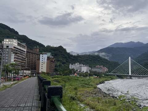 圖3-春日新綠滿山，是森林浴與生態觀察的最佳時機，讓溫泉旅程延伸至綠意盎然的山林深處。（台東縣政府提供）
