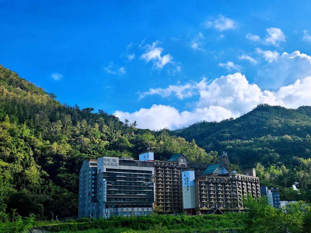 Enjoy an open-air warm spring bath in the spring sunshine. (Provided by Taitung County Government)