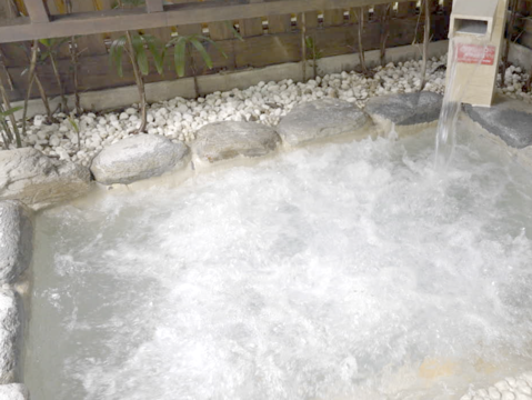 圖5-知本擁有歷史悠久的「東台第一景」名湯，泉質屬無色無味的鹼性碳酸泉，水質純淨且能量充沛。