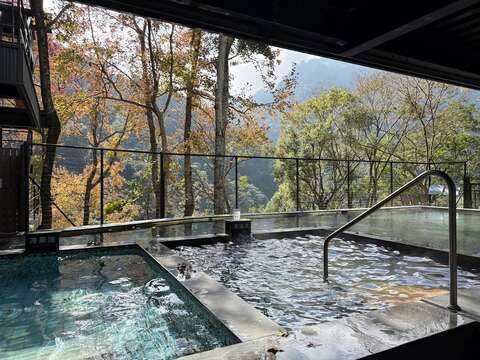 圖3-泰安具備水質乳白透明、觸感細緻的弱鹼性碳酸泉，是深受女性旅人喜愛的頂級「美人湯」。（參山管理處提供）