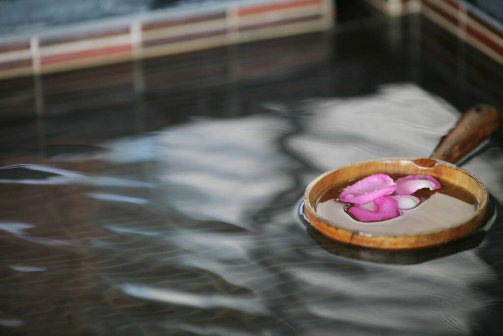 圖3 體驗被譽為「溫泉中的溫泉」的大坑碳酸氫鈉泉，泉質清澈無味且富含多種礦物質。（參山管理處提供）