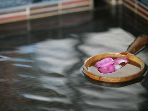 圖3 體驗被譽為「溫泉中的溫泉」的大坑碳酸氫鈉泉，泉質清澈無味且富含多種礦物質。（參山管理處提供）