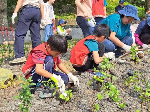 花蓮縣瑞穗鄉鶴岡國小 小朋友熱烈參與