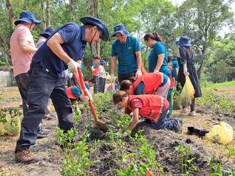 花蓮縣瑞穗鄉鶴岡國小 小朋友不畏烈陽認真種樹