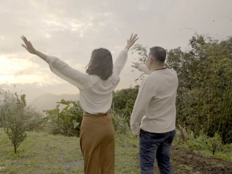 圖2-春季微涼的霧氣，交織成最具代表性的山城印象。在賞花行程後步入溫泉區，讓大自然的色彩與泉水的溫度同時療癒您的心。