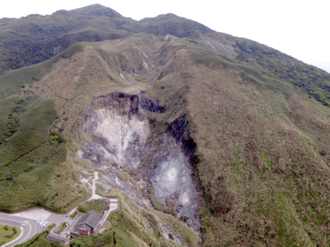 圖4-馬槽溫泉區地熱活動旺盛，隨處可見蒸氣騰騰的震撼景致。