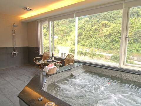 圖2-烏來溫泉區深厚的人文色彩，讓泡湯不只是身體的放鬆，更是一次走入泰雅部落生活的味蕾探索。（鶴雅溫泉；新北市政府提供）