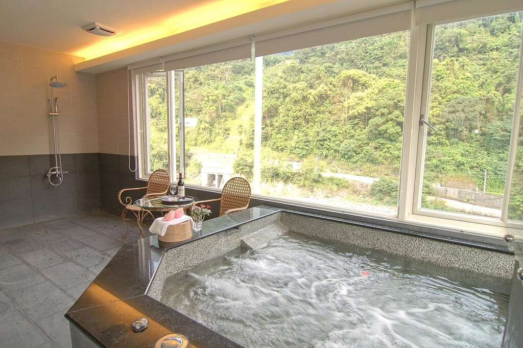 圖2-烏來溫泉區深厚的人文色彩，讓泡湯不只是身體的放鬆，更是一次走入泰雅部落生活的味蕾探索。（鶴雅溫泉；新北市政府提供）