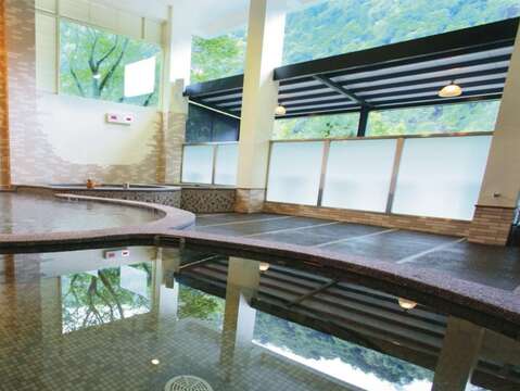 圖4-體驗烏來著名的「美人湯」，碳酸氫鈉泉質清澈透明，洗後肌膚觸感滑嫩，讓身心在大自然的溫潤包覆中重拾輕盈與美麗。（堤畔溫泉民宿；新北市政府提供）